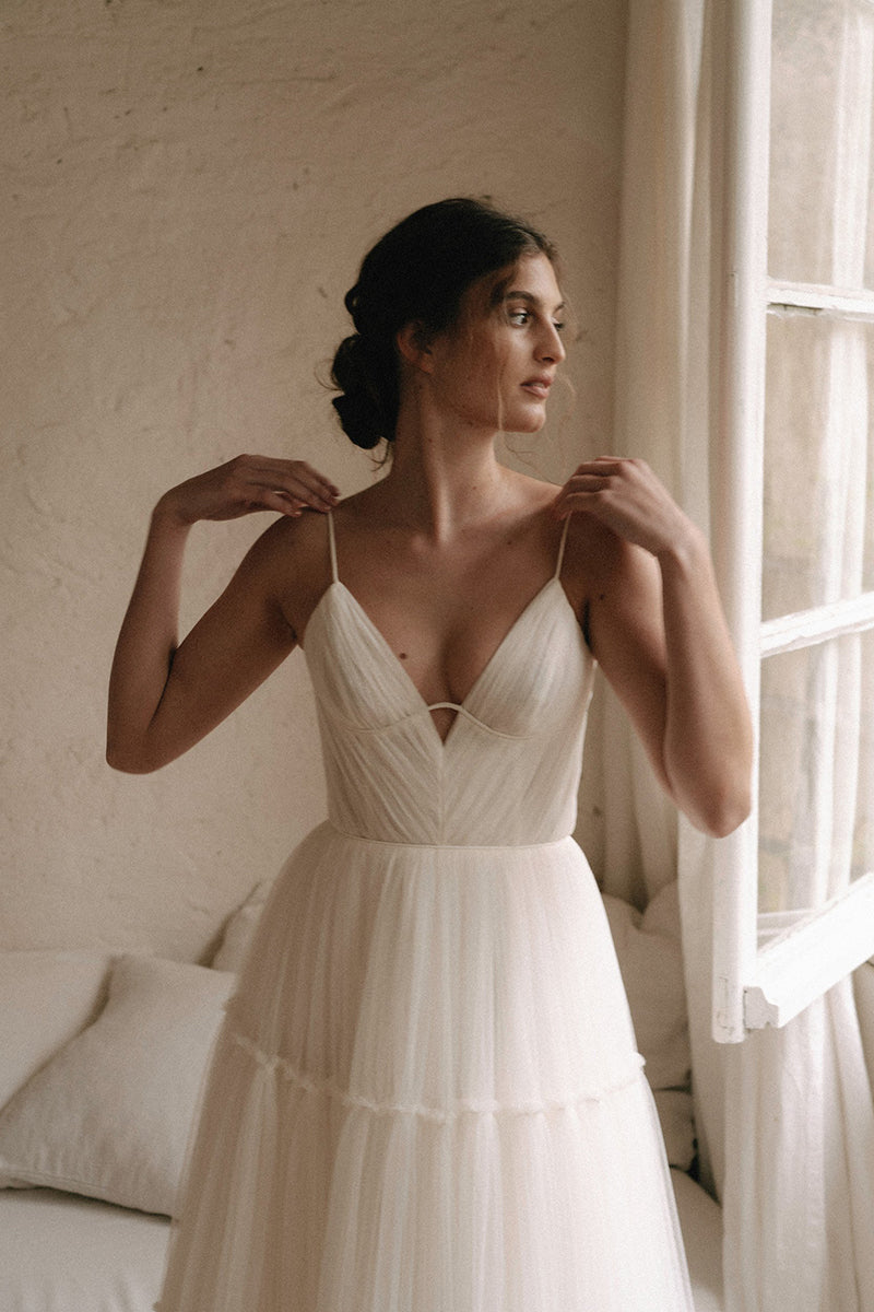 A Line Deep V Neck Tulle Boho Wedding Dress Beach Bridal Gown QW2364