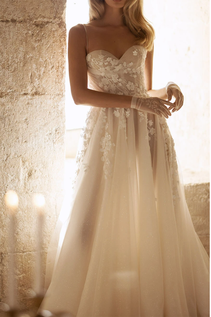 A Line Sweetheart Appliques Rustic Wedding Dress with Court Train Bridal Gown QW2229